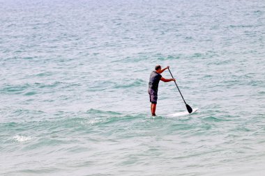 Suyu sürmek, fırtınalı bir havada sörf yapan sörfçülere hazırlanmak.