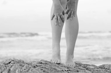 Denizdeki kayanın üstünde ayakçı kız. Stoit kızı büyük taşın üstünde