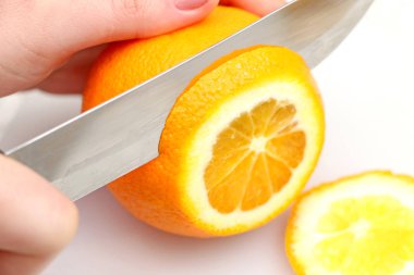 portakal parçacıkları, beyaz bir arka plan dilimlenmiş