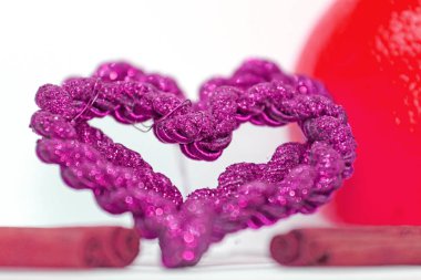 İki kalp kırmızı kabuk tarçın, portakal arka plan, Sevgililer günü,