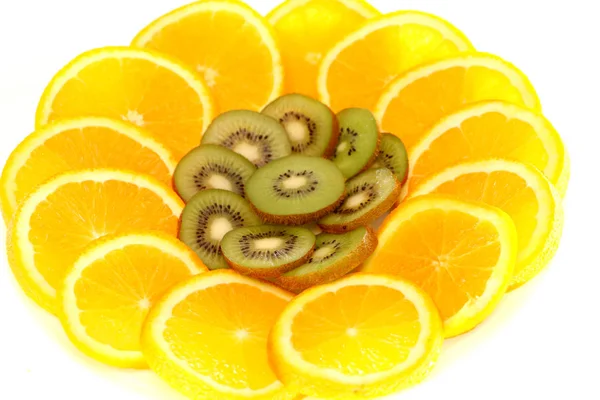 과일, 컷된 과일의 주요 배경 슬라이스 오렌지 키 위 가운데에 있는 원에 접시에 밖으로 배치 — 스톡 사진