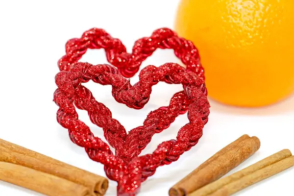 Canela de corteza roja de dos corazones, fondo naranja, Día de San Valentín —  Fotos de Stock