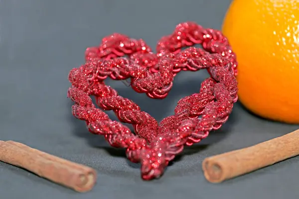 Canela Corteza Roja Dos Corazones Fondo Naranja Día San Valentín —  Fotos de Stock