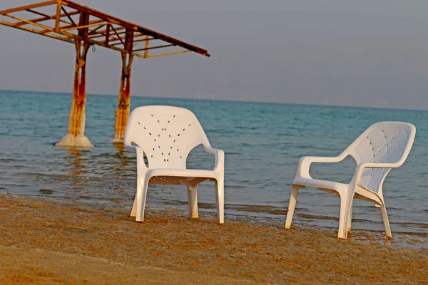 Sulle Rive Del Mar Morto Nella Sabbia Sono Due Sgabelli — Foto Stock