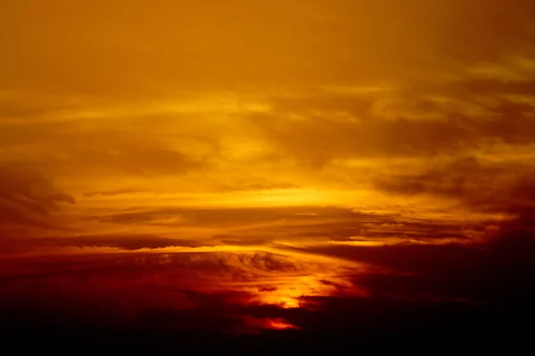 冬、曇り空、雲の海で太陽光線の夕日 — ストック写真