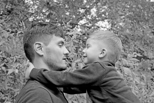 Father holds his son in his arms, — Stock Photo, Image