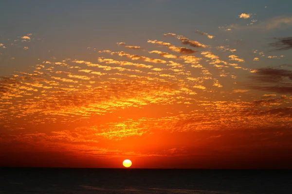 Puesta de sol en invierno, cielo nublado, rayos de sol en el mar de nubes — Foto de Stock