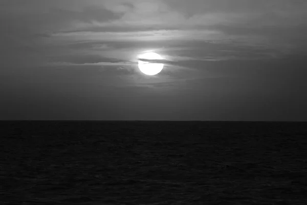 Zataženo Západ Slunce Moři Tiché Noci — Stock fotografie