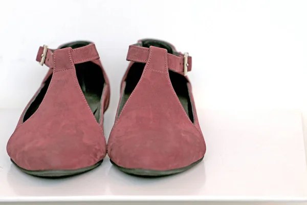 Buty damskie w oknie, obuwie jesienne — Zdjęcie stockowe