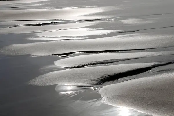 Areia do mar na praia, areia molhada ao pôr do sol — Fotografia de Stock