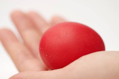 Kızın, renkli yumurta el Paskalya Paskalya yumurtaları