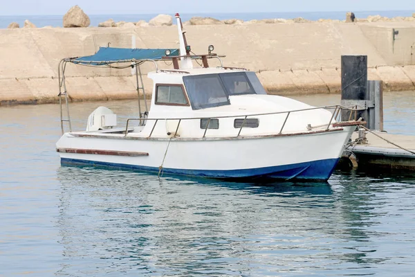 Yate en el puerto marítimo, amarrado a la orilla — Foto de Stock