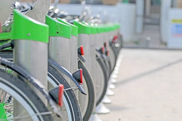Plaza de aparcamiento para el transporte de bicicletas aparcamiento —  Fotos de Stock