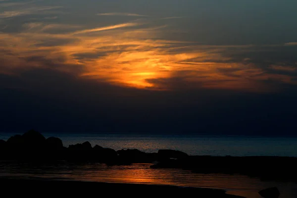 Coucher de soleil en hiver, ciel nuageux rouge — Photo