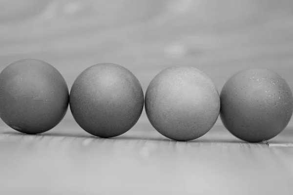 Ovos de Páscoa em um fundo de madeira — Fotografia de Stock