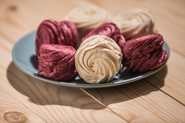 Hatmi kurullarında.