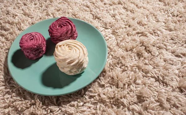 Hatmi halı üzerinde