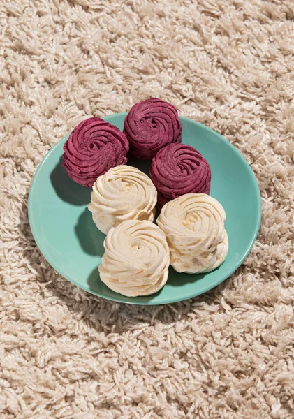 Hatmi halı üzerinde