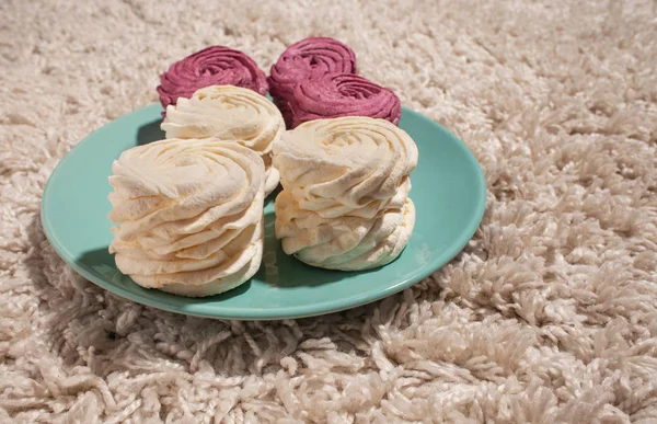 Hatmi halı üzerinde