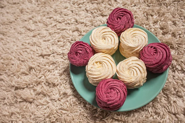 Hatmi halı üzerinde