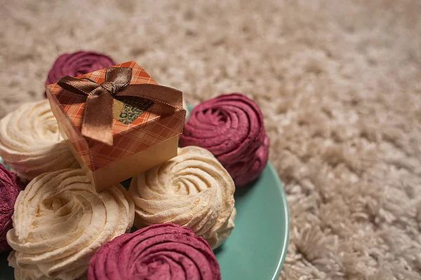 Hatmi sürpriz ile halı üzerinde