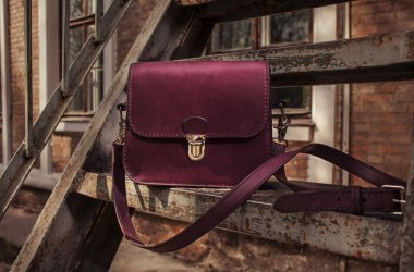 Kadının deri çanta merdivenlerde