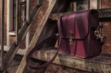 Kadının deri çanta merdivenlerde