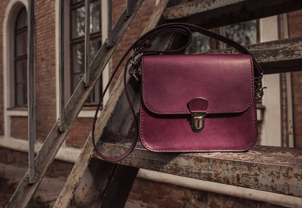 Kadının deri çanta merdivenlerde