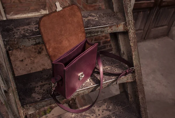 Kadının deri çanta merdivenlerde