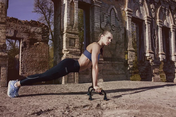 Spor kız yakınındaki eski oluşturma eğitimi.