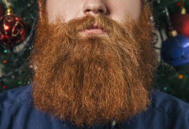 Noel tatili için dekore edilmiş bir sakallı sakallı bir adam. Noel dekorasyon.