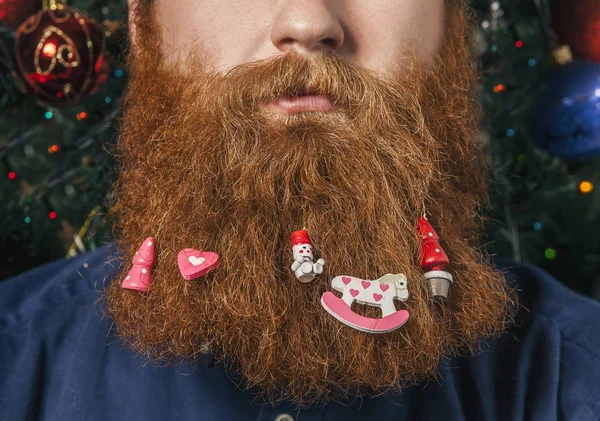 Vousatý Muž Zdobené Vousy Pro Vánoční Svátky Vánoční Dekorace — Stock fotografie