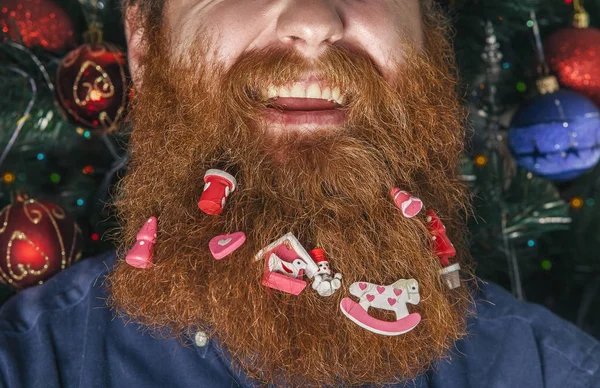 Noel tatili için dekore edilmiş bir sakallı sakallı bir adam. Noel dekorasyon.