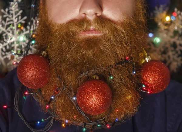 Noel tatili için dekore edilmiş bir sakallı sakallı bir adam. Noel dekorasyon.