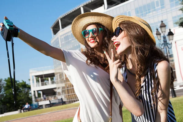 Mujeres jóvenes tomando selfie en el parque — Foto de Stock