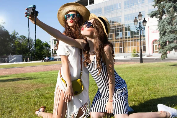 Mulheres jovens que tomam selfie no parque — Fotografia de Stock