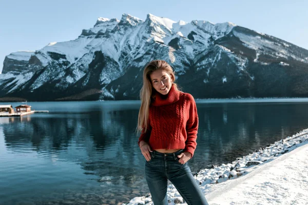 Wonderful Lady Standing Outdoor Snowy Shore Deep Lake Amazing Mountain — 图库照片