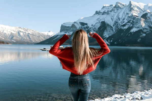 Úžasná Dívka Baví Venku Sama Perfektní Výhled Přírodu Modrá Jasná — Stock fotografie