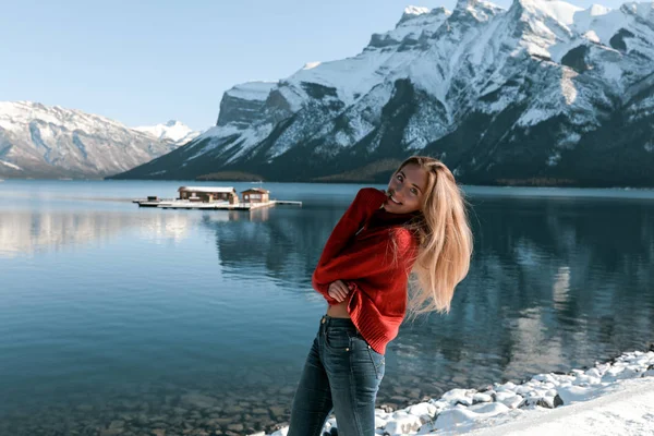 Happy Young Girl Relaxing Outdoor Beautiful Nature View Lake Big — Stockfoto