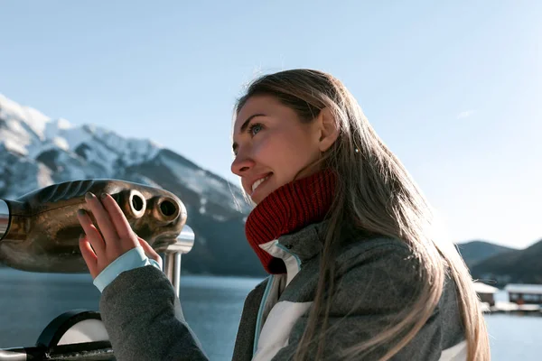 Vidám Fiatal Lány Élvezi Csodálatos Kilátás Nyílik Hófehér Tél Északi — Stock Fotó