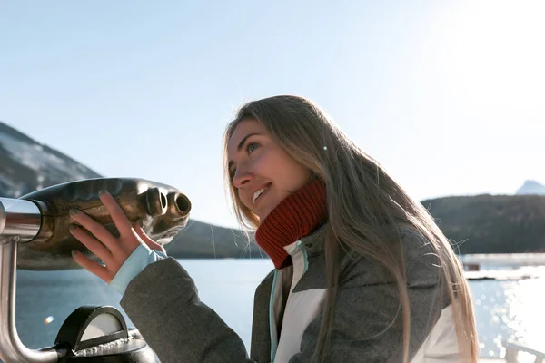 Söt Blond Flicka Tittar Undersökningen Kikare Utomhus Nära Sjön Och — Stockfoto