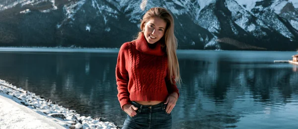 Pretty Lady White Smile Standing Beach Lake Mountains Background Covered — 스톡 사진