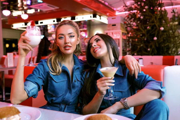 Due Fantastiche Ragazze Alla Moda Che Rilassano Insieme Nel Caffè — Foto Stock