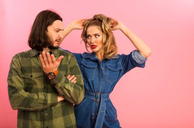 Güzel bir kız deliriyor ve erkeği ona bir soru soruyor: Mavi kotlu, bel kemerli, yeşil kareli gömlekli, uzun saçlı, ciddi bir adamın yanında duran komik bir manken.