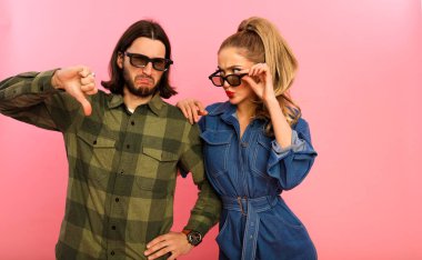 İyi arkadaşlar hangi filmi izlemek istediklerine karar verirler ve erkekler olumsuz cevap vererek görüşlerini gösterir ve parmağını indirirler. Kız ona bakar ve merak eder. Şık görünüş ve modern makyaj.