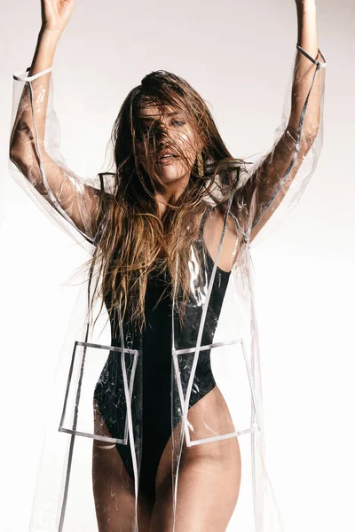 Tournage Mode Pour Couverture Magazine Jolie Fille Imperméable Transparent Moderne — Photo