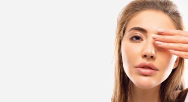 Koyu mavi gözlü güzel kadın çok yumuşak ve narin görünüyor. Doğal güzellik ve tazelik. Makyaj yok, cildi temiz. Kendine dikkat ediyor. Sarışın, uzun saçlı. Kırışıklık yok, pürüzsüz surat..