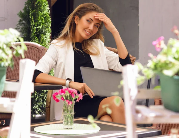 Brillante Dama Atractiva Chaqueta Blanca Vestido Negro Moderno Sentado Con — Foto de Stock