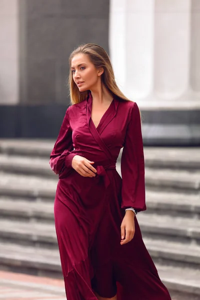 Elegante Junge Dame Langen Weinroten Kleid Mit Ärmeln Und Taillenband — Stockfoto