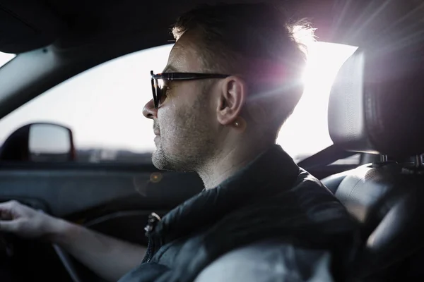 Hombre Guapo Serio Conduciendo Auto Largo Camino Lejana Ciudad Usando — Foto de Stock